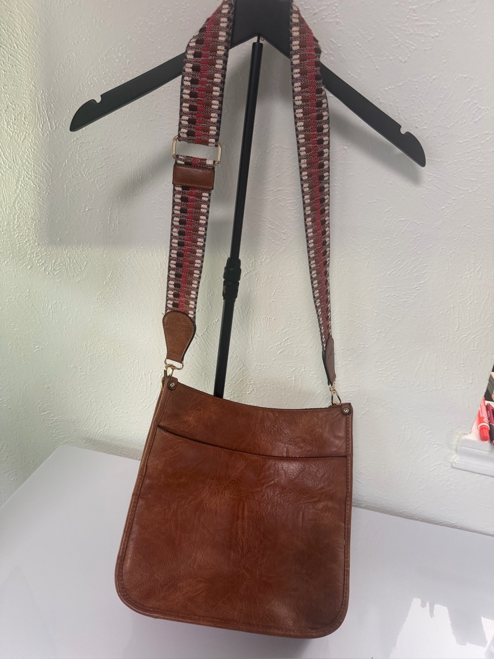 Crossbody Bag with Woven Guitar Strap – Jen & Co. vegan leather - Picture 2 of 14